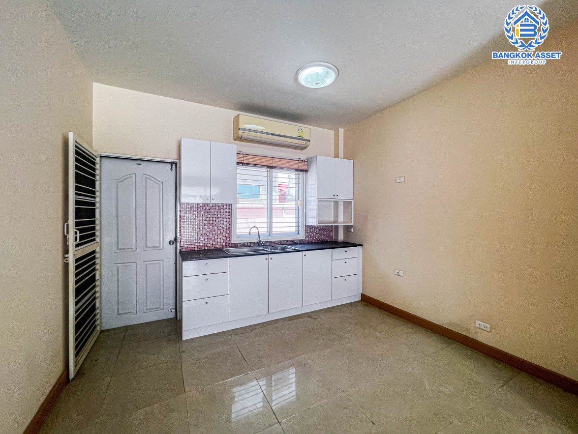 ทาวน์เฮ้าส์มือสองนนทบุรี ม.ปริญลักษณ์ไลท์ พระราม5 เนื้อที่กว้างถึง 19.3 ตร.ว. ฟังก์ชัน 2 ห้องนอน 2 ห้องน้ำ 2 ที่จอดรถ ห้องนอนมีห้องน้ำในตัวทุกห้อง บนทำเลติด ถ.ราชพฤกษ์ ใกล้รถไฟฟ้าสายสีม่วง"สถานีบางรักน้อยท่าอิฐ" และทางด่วน จองเลย!