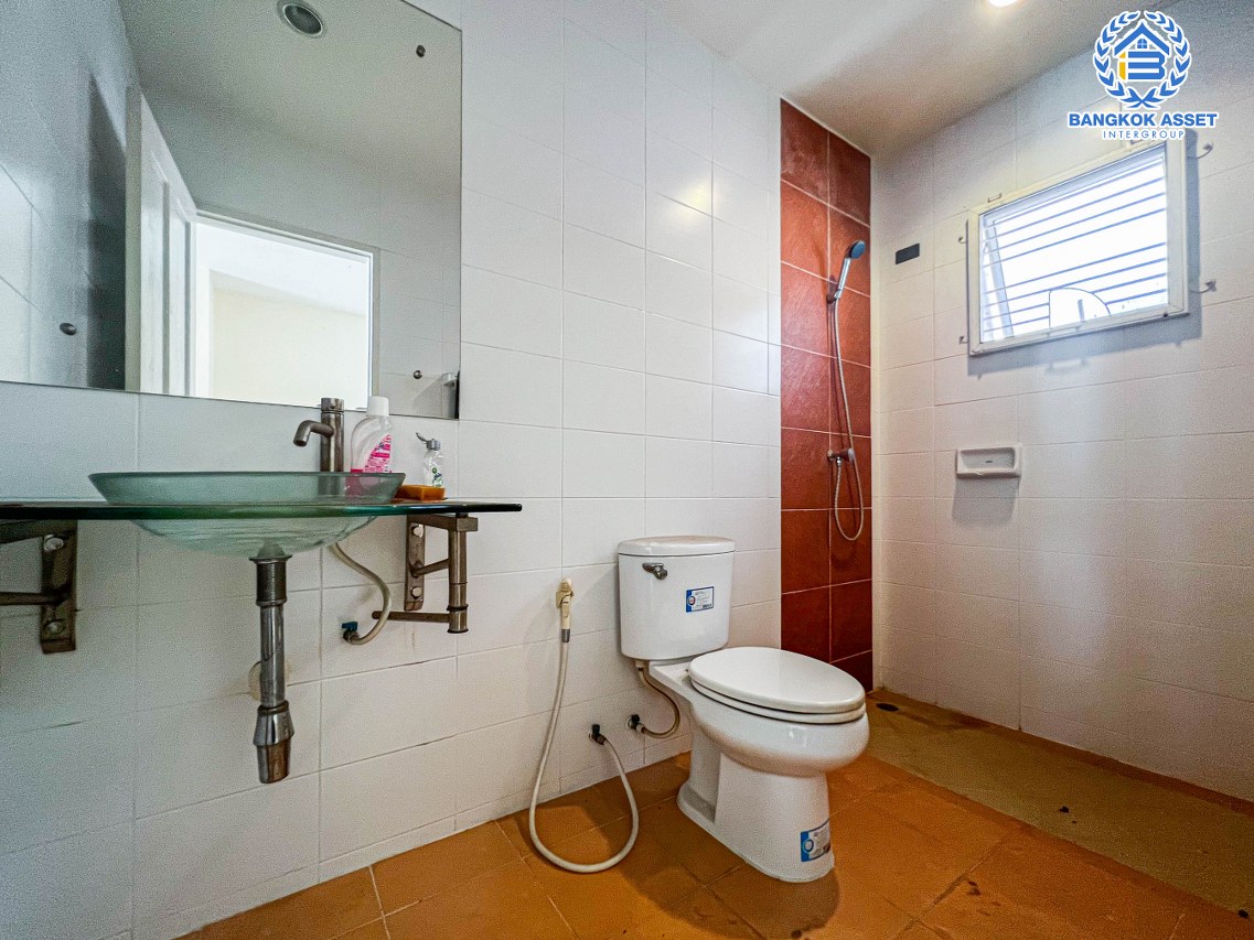 ทาวน์เฮ้าส์มือสองนนทบุรี ม.ปริญลักษณ์ไลท์ พระราม5 เนื้อที่กว้างถึง 19.3 ตร.ว. ฟังก์ชัน 2 ห้องนอน 2 ห้องน้ำ 2 ที่จอดรถ ห้องนอนมีห้องน้ำในตัวทุกห้อง บนทำเลติด ถ.ราชพฤกษ์ ใกล้รถไฟฟ้าสายสีม่วง"สถานีบางรักน้อยท่าอิฐ" และทางด่วน จองเลย!