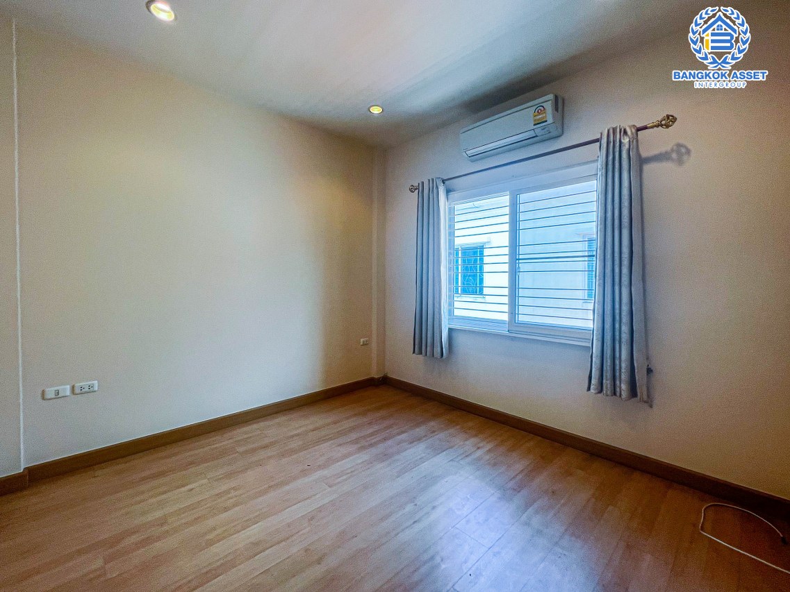 ทาวน์เฮ้าส์มือสองนนทบุรี ม.ปริญลักษณ์ไลท์ พระราม5 เนื้อที่กว้างถึง 19.3 ตร.ว. ฟังก์ชัน 2 ห้องนอน 2 ห้องน้ำ 2 ที่จอดรถ ห้องนอนมีห้องน้ำในตัวทุกห้อง บนทำเลติด ถ.ราชพฤกษ์ ใกล้รถไฟฟ้าสายสีม่วง"สถานีบางรักน้อยท่าอิฐ" และทางด่วน จองเลย!