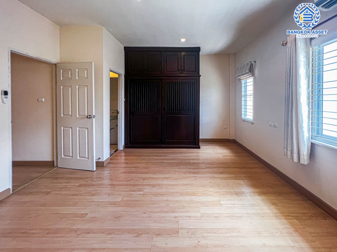 ทาวน์เฮ้าส์มือสองนนทบุรี ม.ปริญลักษณ์ไลท์ พระราม5 เนื้อที่กว้างถึง 19.3 ตร.ว. ฟังก์ชัน 2 ห้องนอน 2 ห้องน้ำ 2 ที่จอดรถ ห้องนอนมีห้องน้ำในตัวทุกห้อง บนทำเลติด ถ.ราชพฤกษ์ ใกล้รถไฟฟ้าสายสีม่วง"สถานีบางรักน้อยท่าอิฐ" และทางด่วน จองเลย!