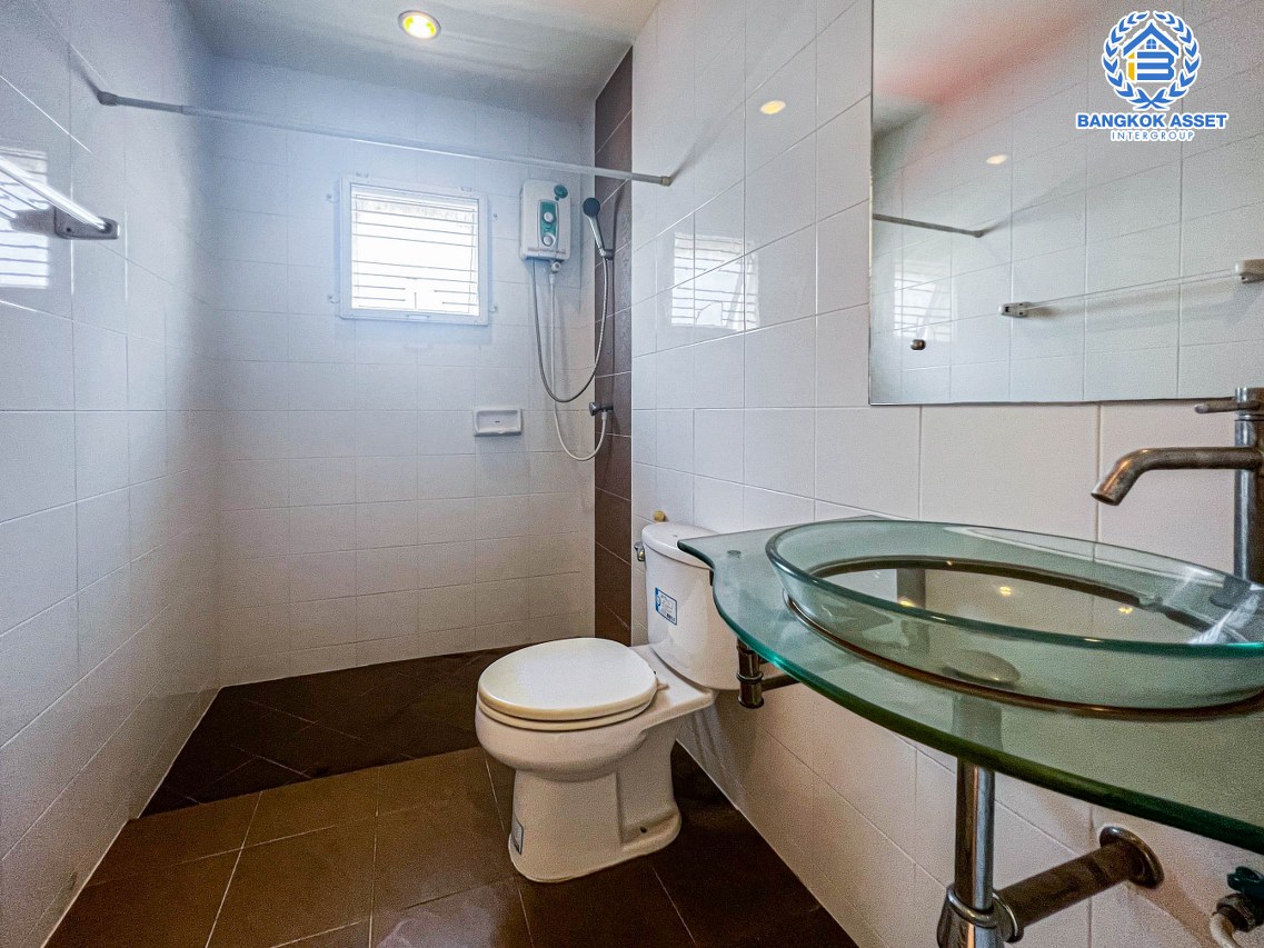 ทาวน์เฮ้าส์มือสองนนทบุรี ม.ปริญลักษณ์ไลท์ พระราม5 เนื้อที่กว้างถึง 19.3 ตร.ว. ฟังก์ชัน 2 ห้องนอน 2 ห้องน้ำ 2 ที่จอดรถ ห้องนอนมีห้องน้ำในตัวทุกห้อง บนทำเลติด ถ.ราชพฤกษ์ ใกล้รถไฟฟ้าสายสีม่วง"สถานีบางรักน้อยท่าอิฐ" และทางด่วน จองเลย!