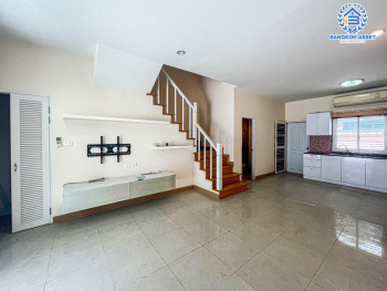 ทาวน์เฮ้าส์มือสองนนทบุรี ม.ปริญลักษณ์ไลท์ พระราม5 เนื้อที่กว้างถึง 19.3 ตร.ว. ฟังก์ชัน 2 ห้องนอน 2 ห้องน้ำ 2 ที่จอดรถ ห้องนอนมีห้องน้ำในตัวทุกห้อง บนทำเลติด ถ.ราชพฤกษ์ ใกล้รถไฟฟ้าสายสีม่วง"สถานีบางรักน้อยท่าอิฐ" และทางด่วน จองเลย!