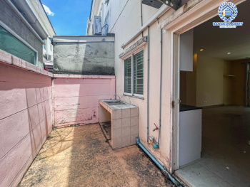 ทาวน์เฮ้าส์มือสองนนทบุรี ม.ปริญลักษณ์ไลท์ พระราม5 เนื้อที่กว้างถึง 19.3 ตร.ว. ฟังก์ชัน 2 ห้องนอน 2 ห้องน้ำ 2 ที่จอดรถ ห้องนอนมีห้องน้ำในตัวทุกห้อง บนทำเลติด ถ.ราชพฤกษ์ ใกล้รถไฟฟ้าสายสีม่วง"สถานีบางรักน้อยท่าอิฐ" และทางด่วน จองเลย!