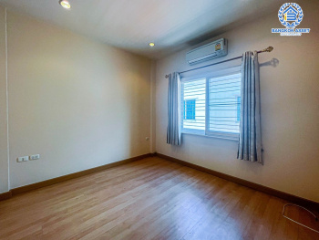 ทาวน์เฮ้าส์มือสองนนทบุรี ม.ปริญลักษณ์ไลท์ พระราม5 เนื้อที่กว้างถึง 19.3 ตร.ว. ฟังก์ชัน 2 ห้องนอน 2 ห้องน้ำ 2 ที่จอดรถ ห้องนอนมีห้องน้ำในตัวทุกห้อง บนทำเลติด ถ.ราชพฤกษ์ ใกล้รถไฟฟ้าสายสีม่วง"สถานีบางรักน้อยท่าอิฐ" และทางด่วน จองเลย!