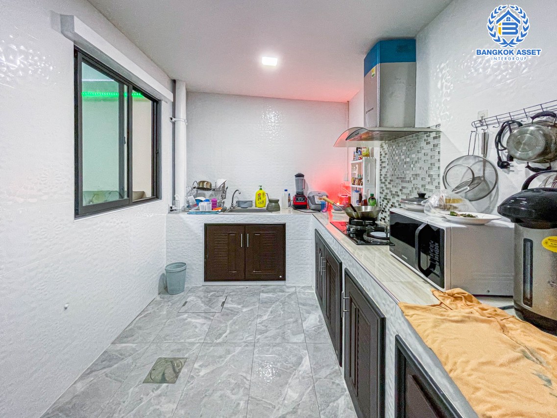 *****ทาวน์เฮาส์มือสองนนทบุรี ม.พลีโน่ ราชพฤกษ์-รัตนาธิเบศร์ เนื้อที่ 18.9 ตร.ว กับฟังก์ชัน 3 ห้องนอน 2 ห้องน้ำ 2 ที่จอดรถ  บ้านสวยสภาพดีแถมเฟอร์นิเจอร์ ทำเลดีหันหน้าไม่ชนบ้านอื่น เข้า-ออกได้หลายเส้นทาง ใกล้โครงการรถไฟฟ้าสายสีม่วง "สถานีบางพลู" และทางด่วน "ศรีรัช-วงแหวนรอบนอก"