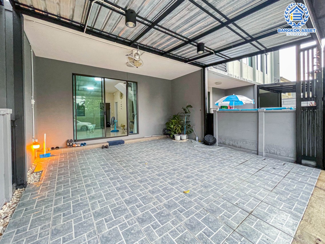 *****ทาวน์เฮาส์มือสองนนทบุรี ม.พลีโน่ ราชพฤกษ์-รัตนาธิเบศร์ เนื้อที่ 18.9 ตร.ว กับฟังก์ชัน 3 ห้องนอน 2 ห้องน้ำ 2 ที่จอดรถ  บ้านสวยสภาพดีแถมเฟอร์นิเจอร์ ทำเลดีหันหน้าไม่ชนบ้านอื่น เข้า-ออกได้หลายเส้นทาง ใกล้โครงการรถไฟฟ้าสายสีม่วง "สถานีบางพลู" และทางด่วน "ศรีรัช-วงแหวนรอบนอก"