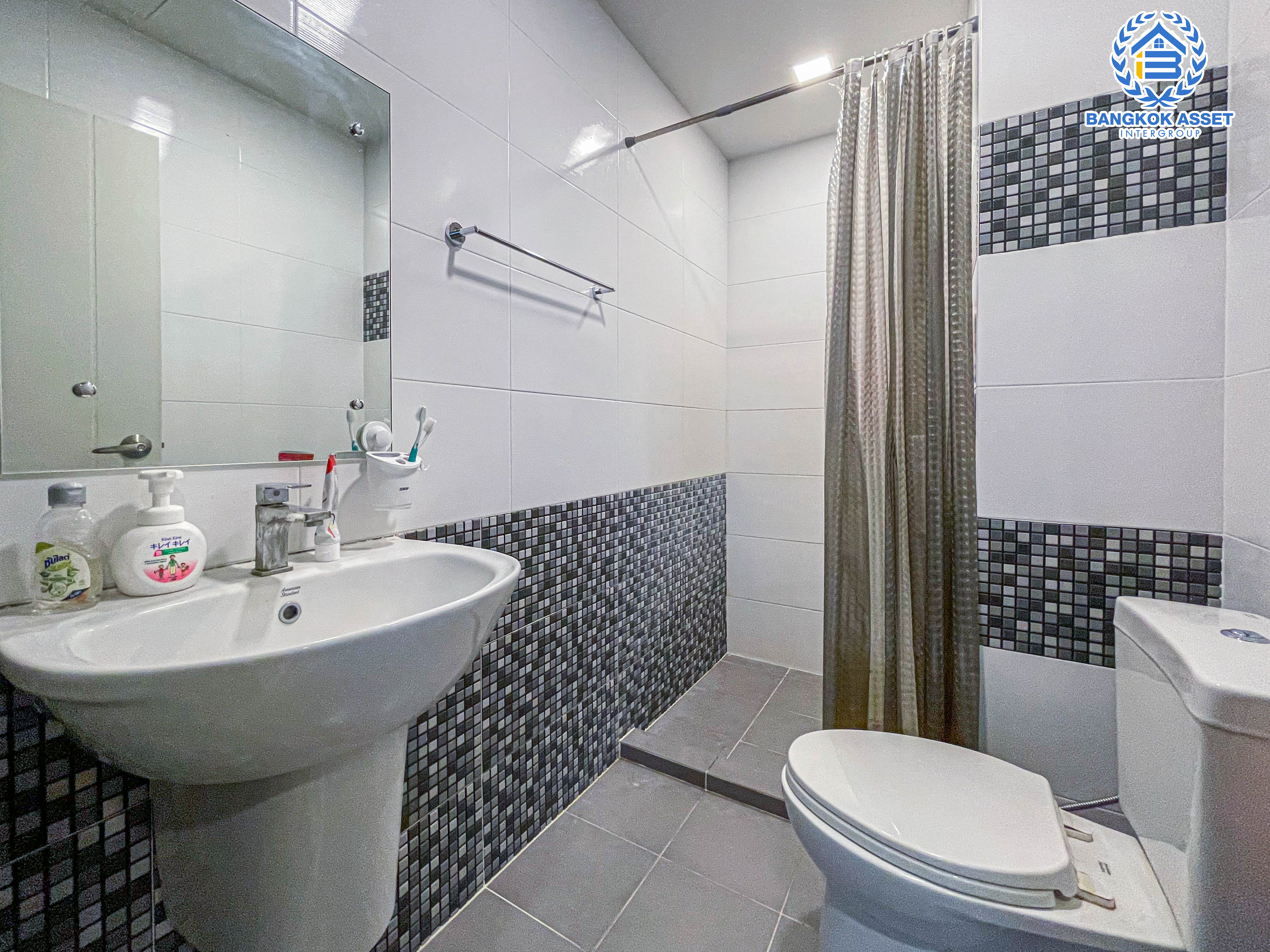 ทาวน์เฮ้าส์มือสองนนทบุรี ม.สิริเพลส บางใหญ่ เนื้อที่กว้าง 20.7 ตร.ว พร้อมฟังก์ชัน 4 ห้องนอน 3 ห้องน้ำ 2 ที่จอดรถ พิเศษ! แถมเฟอร์นิเจอร์พร้อมหลังคาโรงจอดรถ ทำเลเดินทางสะดวก ใกล้างห้างสรรพสินค้า "เซ็นทรัลเวสเกต" และโครงการรถไฟฟ้าสายสีม่วง "สถานีตลาดบางใหญ่" จองด่วน!