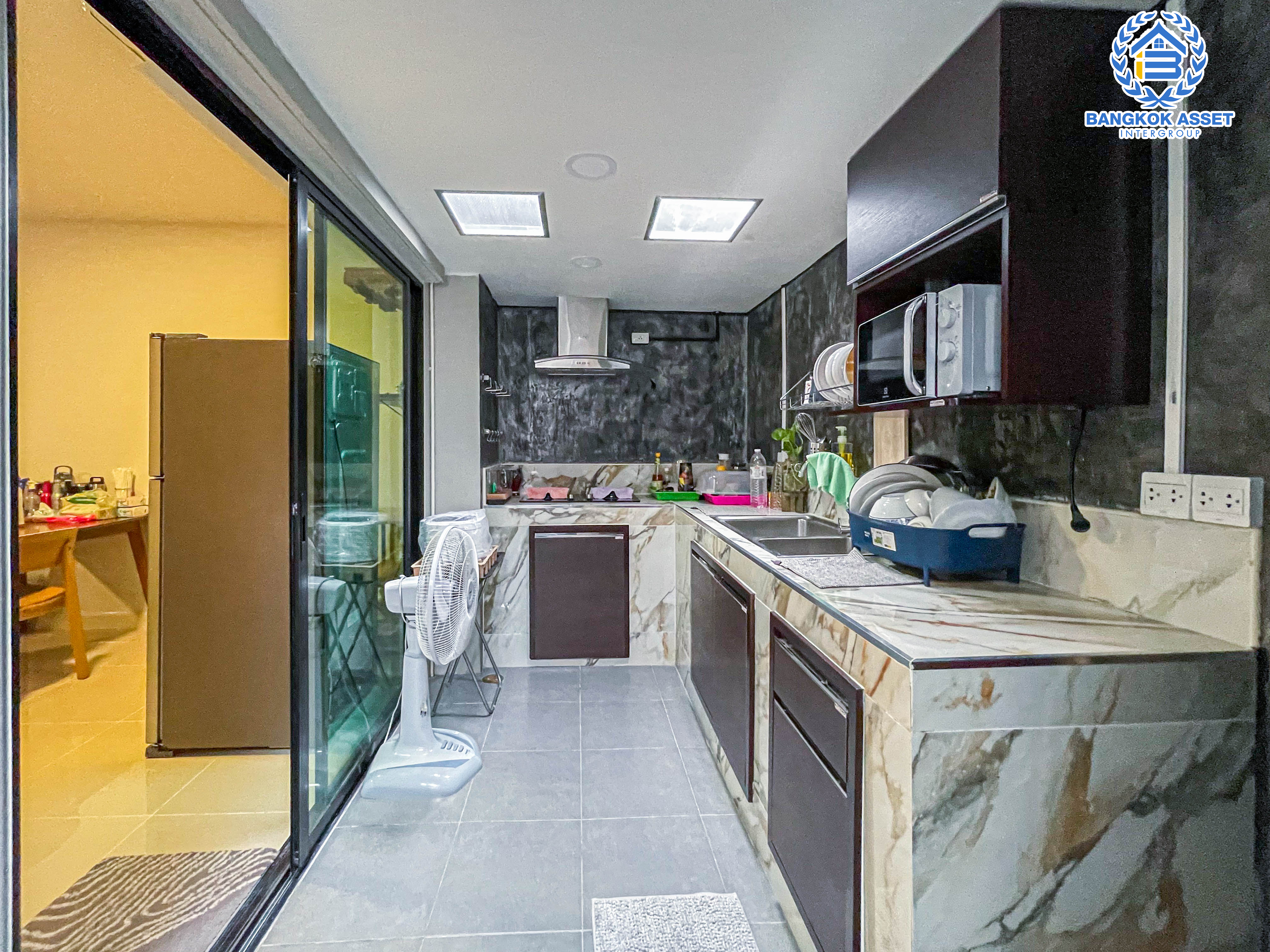 ทาวน์เฮ้าส์มือสองนนทบุรี ม.สิริเพลส บางใหญ่ เนื้อที่กว้าง 20.7 ตร.ว พร้อมฟังก์ชัน 4 ห้องนอน 3 ห้องน้ำ 2 ที่จอดรถ พิเศษ! แถมเฟอร์นิเจอร์พร้อมหลังคาโรงจอดรถ ทำเลเดินทางสะดวก ใกล้างห้างสรรพสินค้า "เซ็นทรัลเวสเกต" และโครงการรถไฟฟ้าสายสีม่วง "สถานีตลาดบางใหญ่" จองด่วน!