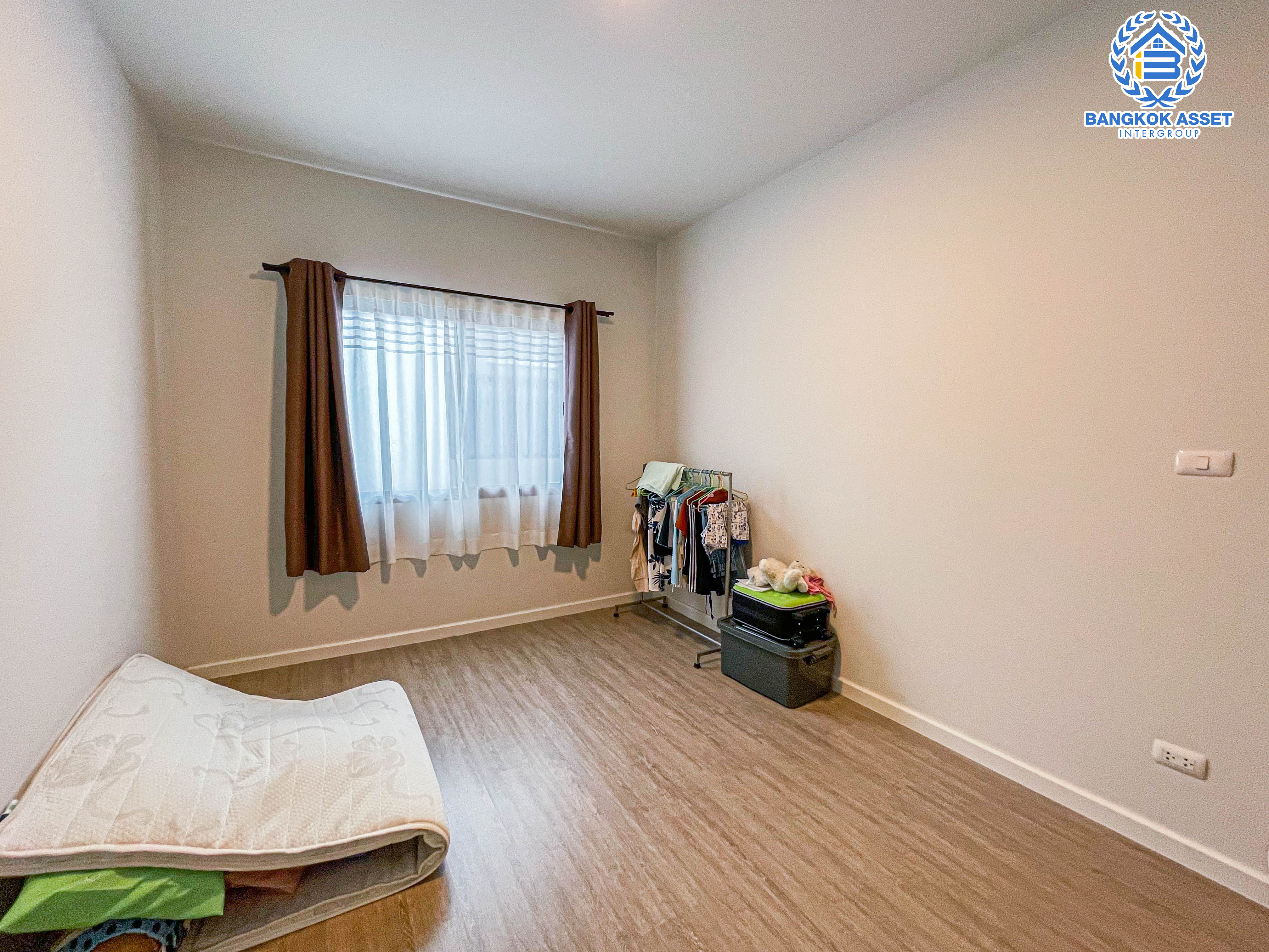 ทาวน์เฮ้าส์มือสองนนทบุรี ม.สิริเพลส บางใหญ่ เนื้อที่กว้าง 20.7 ตร.ว พร้อมฟังก์ชัน 4 ห้องนอน 3 ห้องน้ำ 2 ที่จอดรถ พิเศษ! แถมเฟอร์นิเจอร์พร้อมหลังคาโรงจอดรถ ทำเลเดินทางสะดวก ใกล้างห้างสรรพสินค้า "เซ็นทรัลเวสเกต" และโครงการรถไฟฟ้าสายสีม่วง "สถานีตลาดบางใหญ่" จองด่วน!