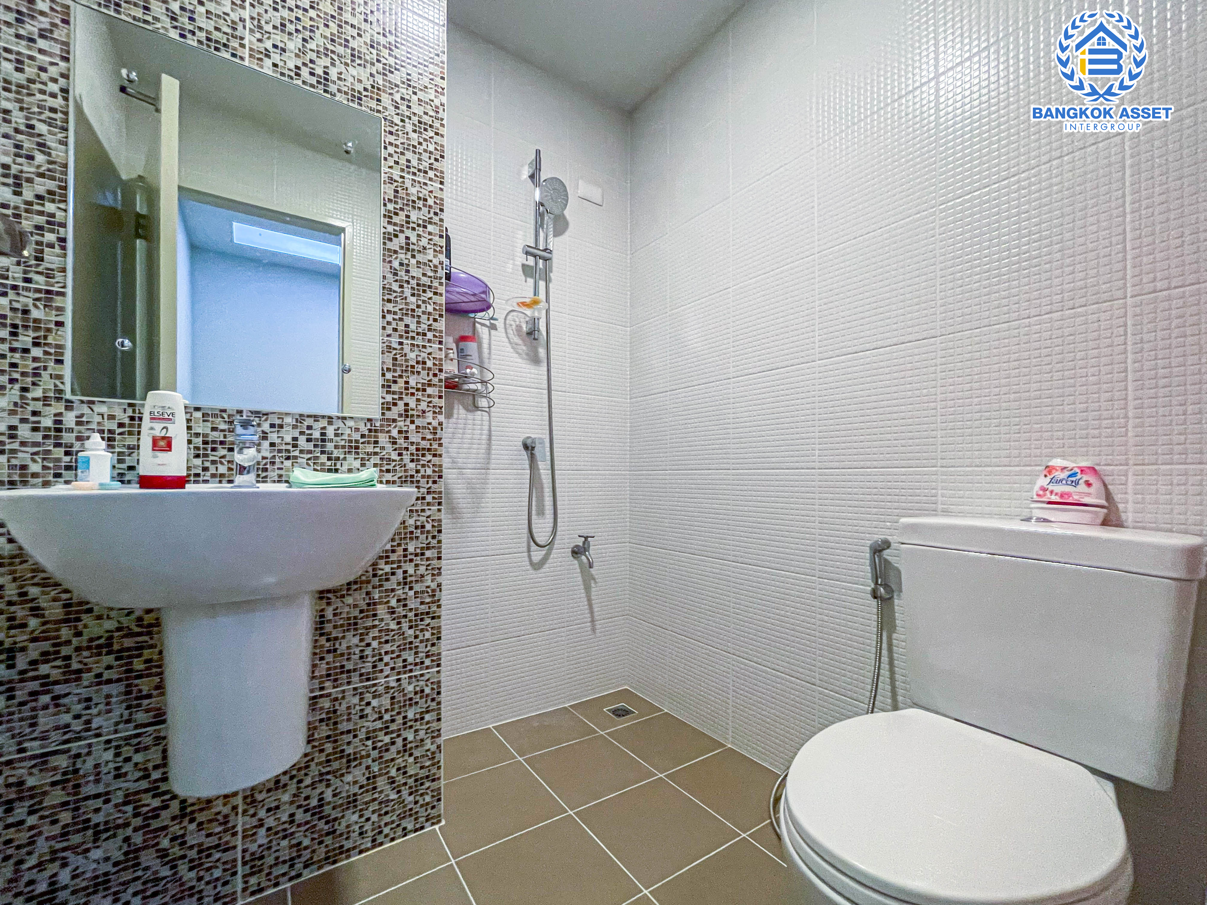 ทาวน์เฮ้าส์มือสองนนทบุรี ม.สิริเพลส บางใหญ่ เนื้อที่กว้าง 20.7 ตร.ว พร้อมฟังก์ชัน 4 ห้องนอน 3 ห้องน้ำ 2 ที่จอดรถ พิเศษ! แถมเฟอร์นิเจอร์พร้อมหลังคาโรงจอดรถ ทำเลเดินทางสะดวก ใกล้างห้างสรรพสินค้า "เซ็นทรัลเวสเกต" และโครงการรถไฟฟ้าสายสีม่วง "สถานีตลาดบางใหญ่" จองด่วน!