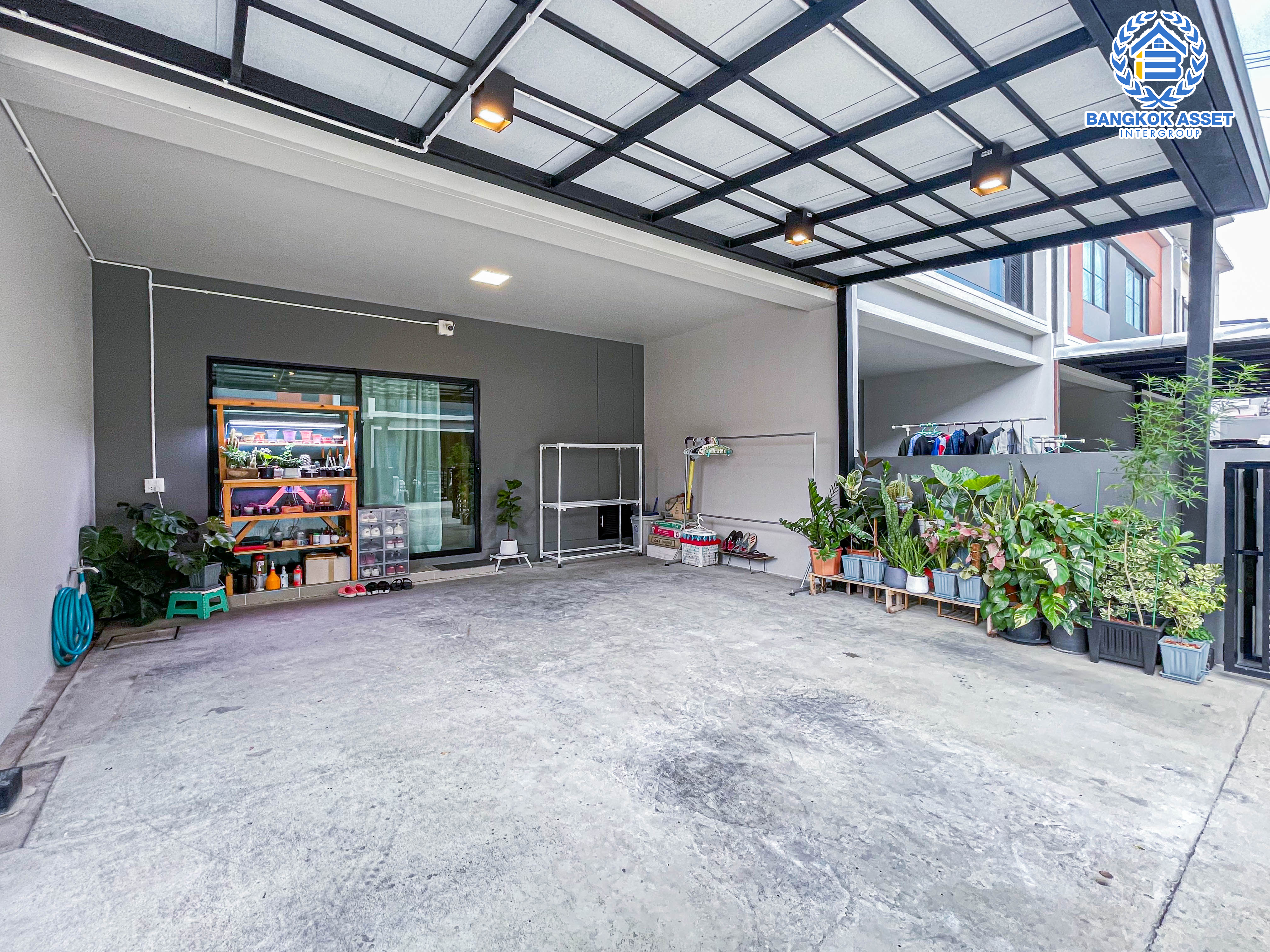 ทาวน์เฮ้าส์มือสองนนทบุรี ม.สิริเพลส บางใหญ่ เนื้อที่กว้าง 20.7 ตร.ว พร้อมฟังก์ชัน 4 ห้องนอน 3 ห้องน้ำ 2 ที่จอดรถ พิเศษ! แถมเฟอร์นิเจอร์พร้อมหลังคาโรงจอดรถ ทำเลเดินทางสะดวก ใกล้างห้างสรรพสินค้า "เซ็นทรัลเวสเกต" และโครงการรถไฟฟ้าสายสีม่วง "สถานีตลาดบางใหญ่" จองด่วน!