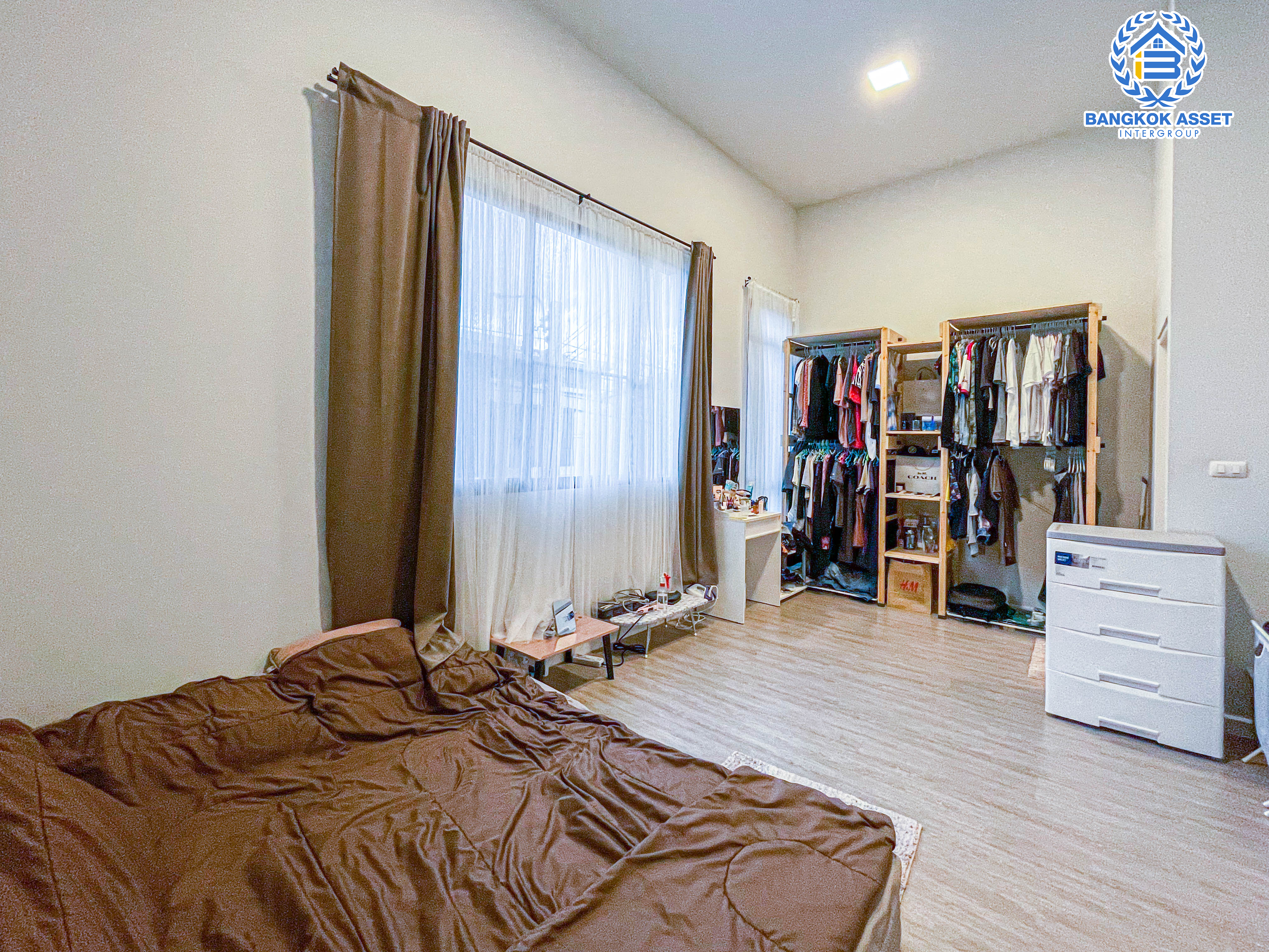 ทาวน์เฮ้าส์มือสองนนทบุรี ม.สิริเพลส บางใหญ่ เนื้อที่กว้าง 20.7 ตร.ว พร้อมฟังก์ชัน 4 ห้องนอน 3 ห้องน้ำ 2 ที่จอดรถ พิเศษ! แถมเฟอร์นิเจอร์พร้อมหลังคาโรงจอดรถ ทำเลเดินทางสะดวก ใกล้างห้างสรรพสินค้า "เซ็นทรัลเวสเกต" และโครงการรถไฟฟ้าสายสีม่วง "สถานีตลาดบางใหญ่" จองด่วน!