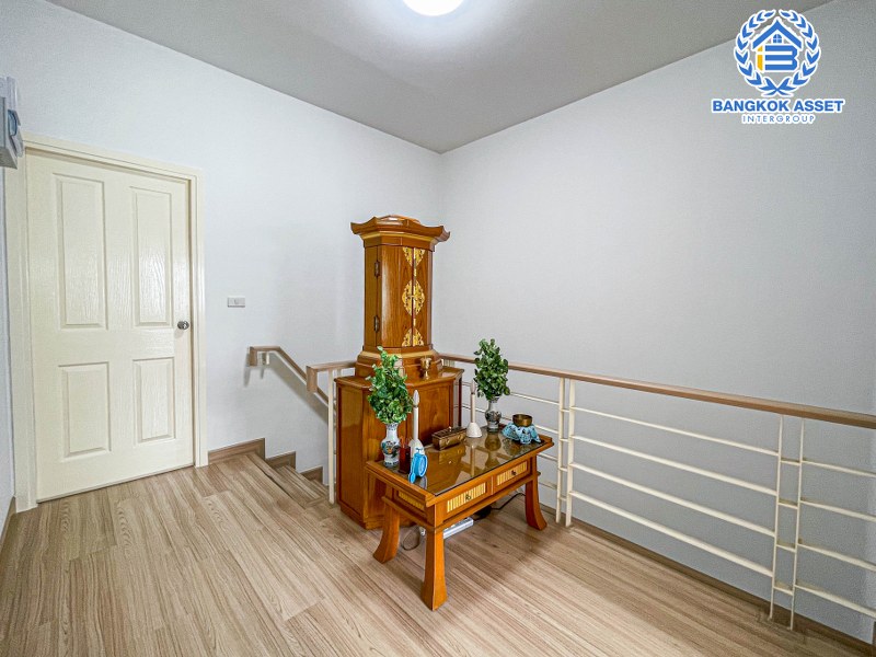 ทาวน์เฮาส์มือสองกรุงเทพมหานคร ม.สุชารีวิลล์7 สรงประภา เนื้อที่ 20 ตร.ว บ้านใหม่สภาพดีพร้อมฟังก์ชัน 3 ห้องนอน 3 ห้องน้ำ 1 ที่จอดรถ พร้อมต่อเติมครัว ระบบรักษาความปลอดภัยครบครัน เชื่อมต่อถนนหลายสาย บนทำเลใกล้สนามบิน และโครงการรถไฟฟ้าสีแดง "สถานีดอนเมือง"