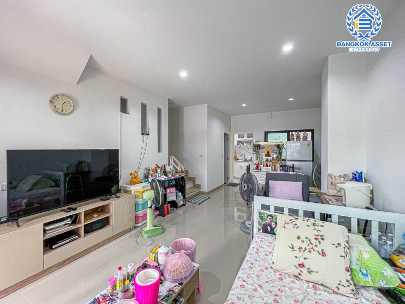 ทาวน์เฮาส์มือสองกรุงเทพมหานคร ม.สุชารีวิลล์7 สรงประภา เนื้อที่ 20 ตร.ว บ้านใหม่สภาพดีพร้อมฟังก์ชัน 3 ห้องนอน 3 ห้องน้ำ 1 ที่จอดรถ พร้อมต่อเติมครัว ระบบรักษาความปลอดภัยครบครัน เชื่อมต่อถนนหลายสาย บนทำเลใกล้สนามบิน และโครงการรถไฟฟ้าสีแดง "สถานีดอนเมือง"