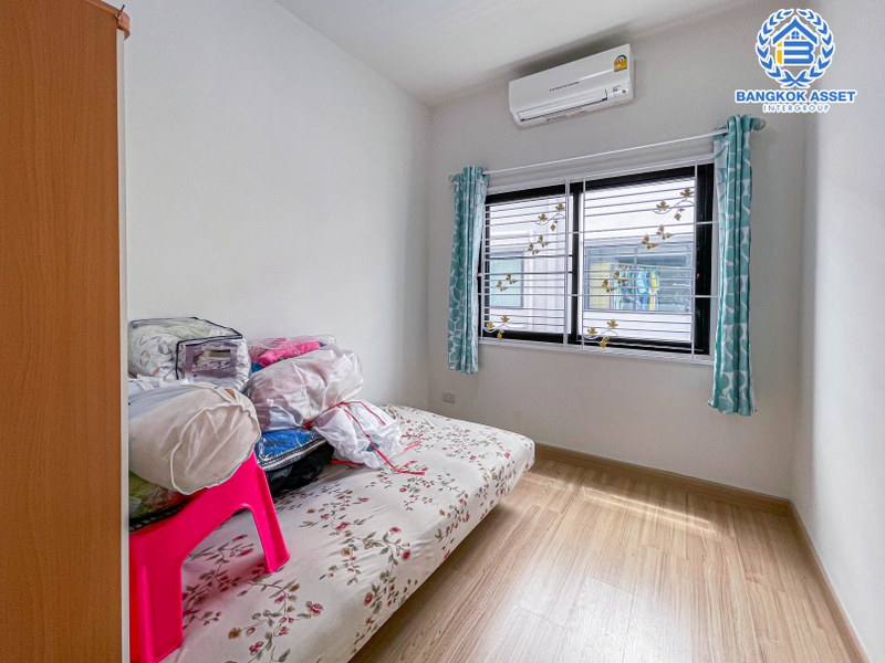 ทาวน์เฮาส์มือสองกรุงเทพมหานคร ม.สุชารีวิลล์7 สรงประภา เนื้อที่ 20 ตร.ว บ้านใหม่สภาพดีพร้อมฟังก์ชัน 3 ห้องนอน 3 ห้องน้ำ 1 ที่จอดรถ พร้อมต่อเติมครัว ระบบรักษาความปลอดภัยครบครัน เชื่อมต่อถนนหลายสาย บนทำเลใกล้สนามบิน และโครงการรถไฟฟ้าสีแดง "สถานีดอนเมือง"