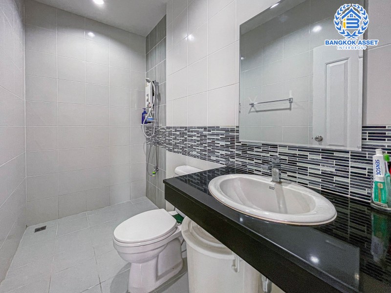 ทาวน์เฮาส์มือสองกรุงเทพมหานคร ม.สุชารีวิลล์7 สรงประภา เนื้อที่ 20 ตร.ว บ้านใหม่สภาพดีพร้อมฟังก์ชัน 3 ห้องนอน 3 ห้องน้ำ 1 ที่จอดรถ พร้อมต่อเติมครัว ระบบรักษาความปลอดภัยครบครัน เชื่อมต่อถนนหลายสาย บนทำเลใกล้สนามบิน และโครงการรถไฟฟ้าสีแดง "สถานีดอนเมือง"