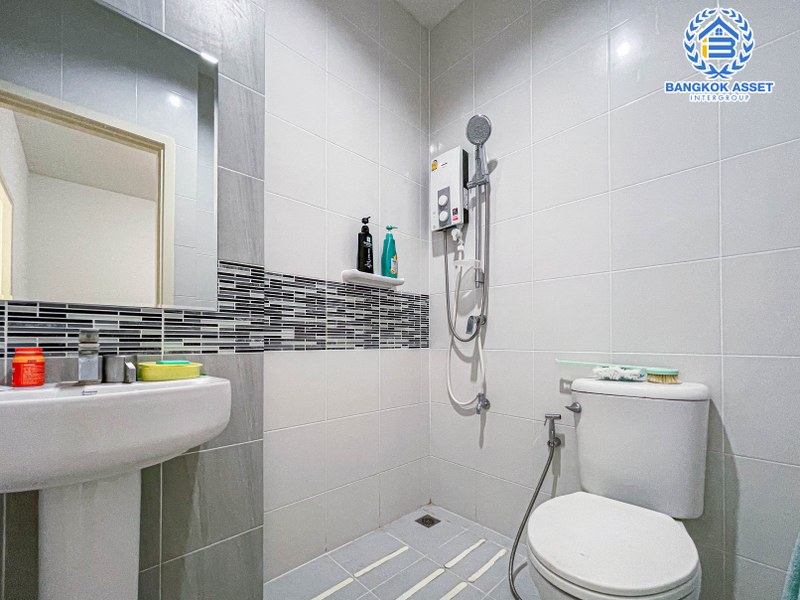 ทาวน์เฮาส์มือสองกรุงเทพมหานคร ม.สุชารีวิลล์7 สรงประภา เนื้อที่ 20 ตร.ว บ้านใหม่สภาพดีพร้อมฟังก์ชัน 3 ห้องนอน 3 ห้องน้ำ 1 ที่จอดรถ พร้อมต่อเติมครัว ระบบรักษาความปลอดภัยครบครัน เชื่อมต่อถนนหลายสาย บนทำเลใกล้สนามบิน และโครงการรถไฟฟ้าสีแดง "สถานีดอนเมือง"