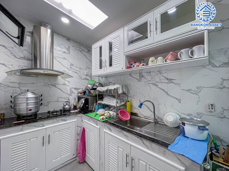 ทาวน์เฮาส์มือสองกรุงเทพมหานคร ม.สุชารีวิลล์7 สรงประภา เนื้อที่ 20 ตร.ว บ้านใหม่สภาพดีพร้อมฟังก์ชัน 3 ห้องนอน 3 ห้องน้ำ 1 ที่จอดรถ พร้อมต่อเติมครัว ระบบรักษาความปลอดภัยครบครัน เชื่อมต่อถนนหลายสาย บนทำเลใกล้สนามบิน และโครงการรถไฟฟ้าสีแดง "สถานีดอนเมือง"