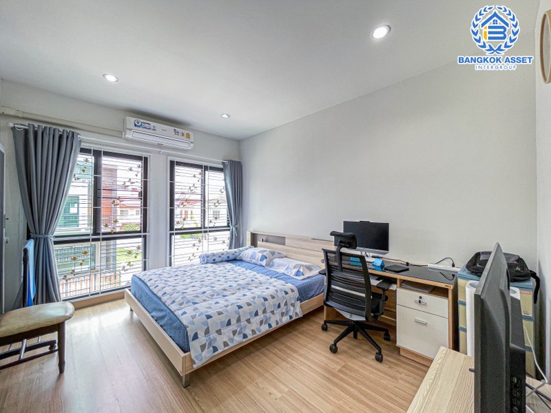 ทาวน์เฮาส์มือสองกรุงเทพมหานคร ม.สุชารีวิลล์7 สรงประภา เนื้อที่ 20 ตร.ว บ้านใหม่สภาพดีพร้อมฟังก์ชัน 3 ห้องนอน 3 ห้องน้ำ 1 ที่จอดรถ พร้อมต่อเติมครัว ระบบรักษาความปลอดภัยครบครัน เชื่อมต่อถนนหลายสาย บนทำเลใกล้สนามบิน และโครงการรถไฟฟ้าสีแดง "สถานีดอนเมือง"