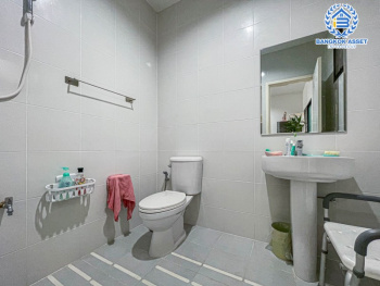 ทาวน์เฮาส์มือสองกรุงเทพมหานคร ม.สุชารีวิลล์7 สรงประภา เนื้อที่ 20 ตร.ว บ้านใหม่สภาพดีพร้อมฟังก์ชัน 3 ห้องนอน 3 ห้องน้ำ 1 ที่จอดรถ พร้อมต่อเติมครัว ระบบรักษาความปลอดภัยครบครัน เชื่อมต่อถนนหลายสาย บนทำเลใกล้สนามบิน และโครงการรถไฟฟ้าสีแดง "สถานีดอนเมือง"