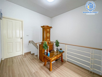 ทาวน์เฮาส์มือสองกรุงเทพมหานคร ม.สุชารีวิลล์7 สรงประภา เนื้อที่ 20 ตร.ว บ้านใหม่สภาพดีพร้อมฟังก์ชัน 3 ห้องนอน 3 ห้องน้ำ 1 ที่จอดรถ พร้อมต่อเติมครัว ระบบรักษาความปลอดภัยครบครัน เชื่อมต่อถนนหลายสาย บนทำเลใกล้สนามบิน และโครงการรถไฟฟ้าสีแดง "สถานีดอนเมือง"