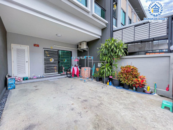 ทาวน์เฮาส์มือสองกรุงเทพมหานคร ม.สุชารีวิลล์7 สรงประภา เนื้อที่ 20 ตร.ว บ้านใหม่สภาพดีพร้อมฟังก์ชัน 3 ห้องนอน 3 ห้องน้ำ 1 ที่จอดรถ พร้อมต่อเติมครัว ระบบรักษาความปลอดภัยครบครัน เชื่อมต่อถนนหลายสาย บนทำเลใกล้สนามบิน และโครงการรถไฟฟ้าสีแดง "สถานีดอนเมือง"