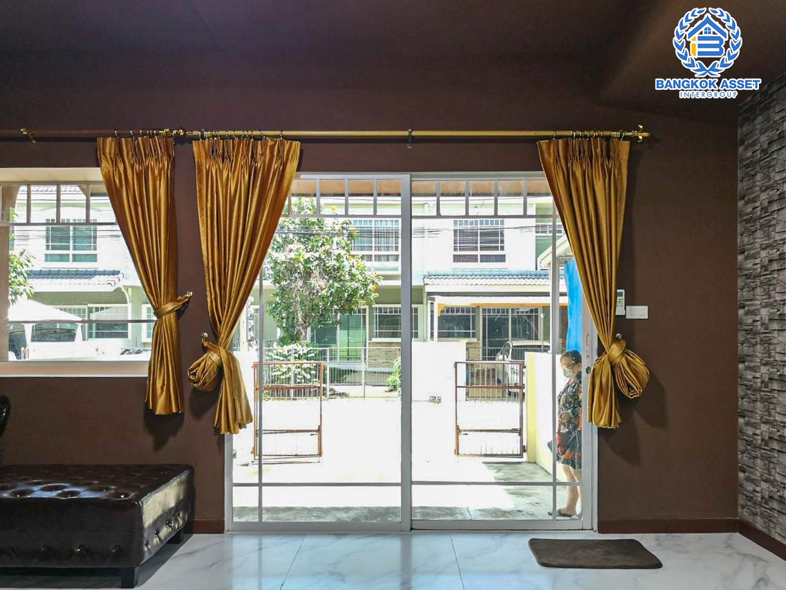 *****ทาวน์เฮ้าส์มือสองสมุทรปราการ ม.วิลลาจจิโอ บางนา เนื้อที่ 18.1 ตร.ว. ฟังก์ชัน 2 ห้องนอน 3 ห้องน้ำ 1 ที่จอดรถ รีโนเวทพร้อมอยู่ เงียบสงบ ร่มรื่น ใกล้พื้นที่ส่วนกลาง บนทำเลเยี่ยม ใกล้สนามบินสุวรรณภูมิ และจุดขึ้นทางด่วน "บูรพาวิถี"...