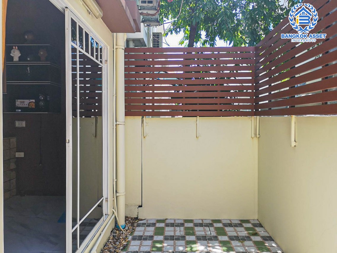 *****ทาวน์เฮ้าส์มือสองสมุทรปราการ ม.วิลลาจจิโอ บางนา เนื้อที่ 18.1 ตร.ว. ฟังก์ชัน 2 ห้องนอน 3 ห้องน้ำ 1 ที่จอดรถ รีโนเวทพร้อมอยู่ เงียบสงบ ร่มรื่น ใกล้พื้นที่ส่วนกลาง บนทำเลเยี่ยม ใกล้สนามบินสุวรรณภูมิ และจุดขึ้นทางด่วน "บูรพาวิถี"...