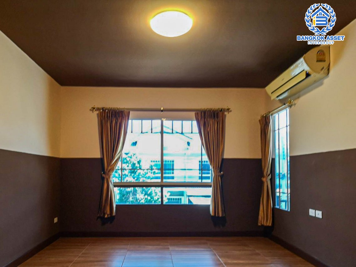 *****ทาวน์เฮ้าส์มือสองสมุทรปราการ ม.วิลลาจจิโอ บางนา เนื้อที่ 18.1 ตร.ว. ฟังก์ชัน 2 ห้องนอน 3 ห้องน้ำ 1 ที่จอดรถ รีโนเวทพร้อมอยู่ เงียบสงบ ร่มรื่น ใกล้พื้นที่ส่วนกลาง บนทำเลเยี่ยม ใกล้สนามบินสุวรรณภูมิ และจุดขึ้นทางด่วน "บูรพาวิถี"...