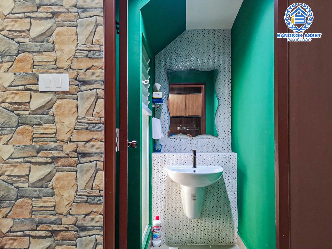 *****ทาวน์เฮ้าส์มือสองสมุทรปราการ ม.วิลลาจจิโอ บางนา เนื้อที่ 18.1 ตร.ว. ฟังก์ชัน 2 ห้องนอน 3 ห้องน้ำ 1 ที่จอดรถ รีโนเวทพร้อมอยู่ เงียบสงบ ร่มรื่น ใกล้พื้นที่ส่วนกลาง บนทำเลเยี่ยม ใกล้สนามบินสุวรรณภูมิ และจุดขึ้นทางด่วน "บูรพาวิถี"...