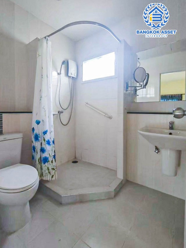 บ้านเดี่ยวมือสองปทุมธานี ม.ภัสสร12 รังสิต-นครนายก เนื้อที่ 50.2 ตร.ว พร้อมกับฟังก์ชันสุดคุ้ม 3 ห้องนอน 2 ห้องน้ำ 2 ที่จอด แถมฟรี! 3 เครื่องปรับอากาศและ 1 เครื่องทำน้ำอุ่น ทำเลเดินทางสะดวก เชื่อมต่อถนนคลองหลวง, ถนนคลองสาม, ถนนวงแหวนรอบนอก ใกล้สนามบิน "ดอนเมือง" และสวนสนุก "ดรีมเวิล์ด"