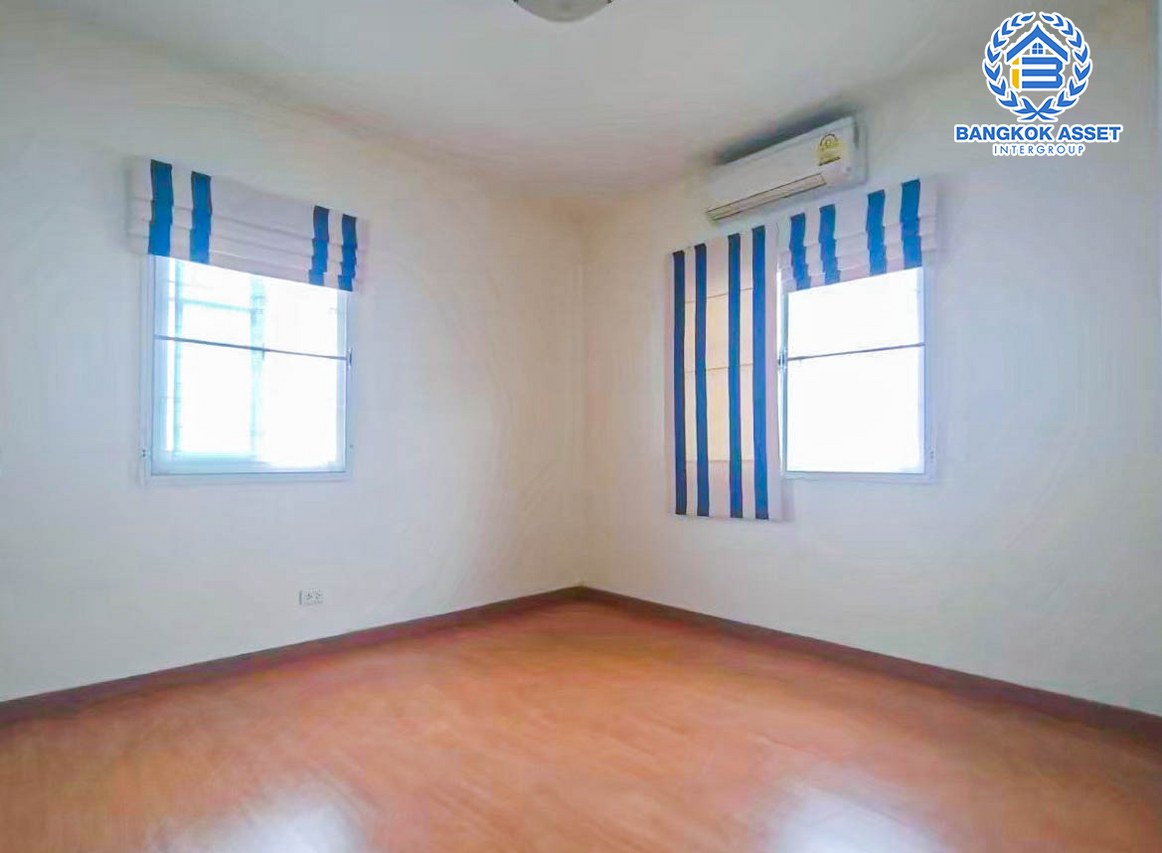 บ้านเดี่ยวมือสองปทุมธานี ม.ภัสสร12 รังสิต-นครนายก เนื้อที่ 50.2 ตร.ว พร้อมกับฟังก์ชันสุดคุ้ม 3 ห้องนอน 2 ห้องน้ำ 2 ที่จอด แถมฟรี! 3 เครื่องปรับอากาศและ 1 เครื่องทำน้ำอุ่น ทำเลเดินทางสะดวก เชื่อมต่อถนนคลองหลวง, ถนนคลองสาม, ถนนวงแหวนรอบนอก ใกล้สนามบิน "ดอนเมือง" และสวนสนุก "ดรีมเวิล์ด"