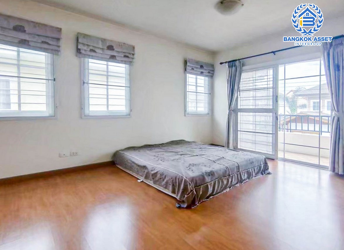 บ้านเดี่ยวมือสองปทุมธานี ม.ภัสสร12 รังสิต-นครนายก เนื้อที่ 50.2 ตร.ว พร้อมกับฟังก์ชันสุดคุ้ม 3 ห้องนอน 2 ห้องน้ำ 2 ที่จอด แถมฟรี! 3 เครื่องปรับอากาศและ 1 เครื่องทำน้ำอุ่น ทำเลเดินทางสะดวก เชื่อมต่อถนนคลองหลวง, ถนนคลองสาม, ถนนวงแหวนรอบนอก ใกล้สนามบิน "ดอนเมือง" และสวนสนุก "ดรีมเวิล์ด"