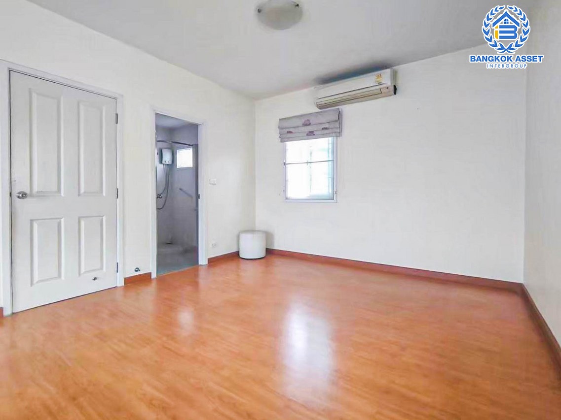 บ้านเดี่ยวมือสองปทุมธานี ม.ภัสสร12 รังสิต-นครนายก เนื้อที่ 50.2 ตร.ว พร้อมกับฟังก์ชันสุดคุ้ม 3 ห้องนอน 2 ห้องน้ำ 2 ที่จอด แถมฟรี! 3 เครื่องปรับอากาศและ 1 เครื่องทำน้ำอุ่น ทำเลเดินทางสะดวก เชื่อมต่อถนนคลองหลวง, ถนนคลองสาม, ถนนวงแหวนรอบนอก ใกล้สนามบิน "ดอนเมือง" และสวนสนุก "ดรีมเวิล์ด"