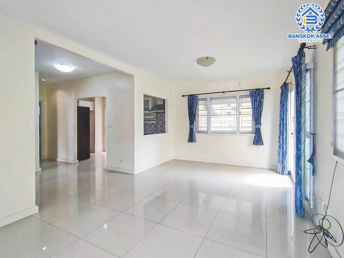 บ้านเดี่ยวมือสองปทุมธานี ม.ภัสสร12 รังสิต-นครนายก เนื้อที่ 50.2 ตร.ว พร้อมกับฟังก์ชันสุดคุ้ม 3 ห้องนอน 2 ห้องน้ำ 2 ที่จอด แถมฟรี! 3 เครื่องปรับอากาศและ 1 เครื่องทำน้ำอุ่น ทำเลเดินทางสะดวก เชื่อมต่อถนนคลองหลวง, ถนนคลองสาม, ถนนวงแหวนรอบนอก ใกล้สนามบิน "ดอนเมือง" และสวนสนุก "ดรีมเวิล์ด"