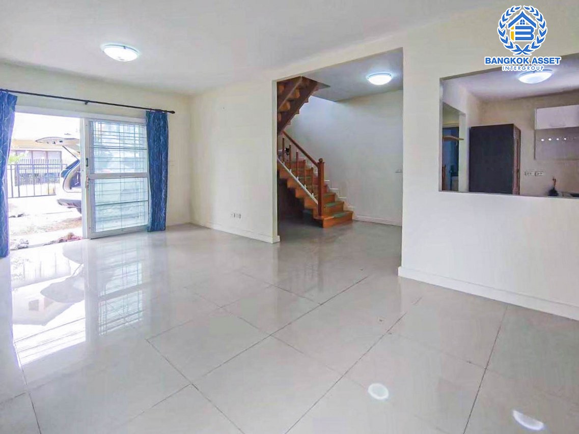 บ้านเดี่ยวมือสองปทุมธานี ม.ภัสสร12 รังสิต-นครนายก เนื้อที่ 50.2 ตร.ว พร้อมกับฟังก์ชันสุดคุ้ม 3 ห้องนอน 2 ห้องน้ำ 2 ที่จอด แถมฟรี! 3 เครื่องปรับอากาศและ 1 เครื่องทำน้ำอุ่น ทำเลเดินทางสะดวก เชื่อมต่อถนนคลองหลวง, ถนนคลองสาม, ถนนวงแหวนรอบนอก ใกล้สนามบิน "ดอนเมือง" และสวนสนุก "ดรีมเวิล์ด"