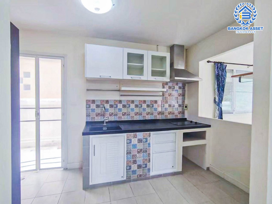 บ้านเดี่ยวมือสองปทุมธานี ม.ภัสสร12 รังสิต-นครนายก เนื้อที่ 50.2 ตร.ว พร้อมกับฟังก์ชันสุดคุ้ม 3 ห้องนอน 2 ห้องน้ำ 2 ที่จอด แถมฟรี! 3 เครื่องปรับอากาศและ 1 เครื่องทำน้ำอุ่น ทำเลเดินทางสะดวก เชื่อมต่อถนนคลองหลวง, ถนนคลองสาม, ถนนวงแหวนรอบนอก ใกล้สนามบิน "ดอนเมือง" และสวนสนุก "ดรีมเวิล์ด"