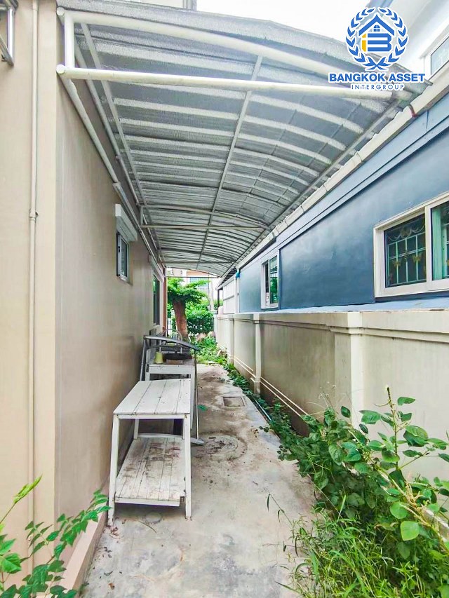 บ้านเดี่ยวมือสองปทุมธานี ม.ภัสสร12 รังสิต-นครนายก เนื้อที่ 50.2 ตร.ว พร้อมกับฟังก์ชันสุดคุ้ม 3 ห้องนอน 2 ห้องน้ำ 2 ที่จอด แถมฟรี! 3 เครื่องปรับอากาศและ 1 เครื่องทำน้ำอุ่น ทำเลเดินทางสะดวก เชื่อมต่อถนนคลองหลวง, ถนนคลองสาม, ถนนวงแหวนรอบนอก ใกล้สนามบิน "ดอนเมือง" และสวนสนุก "ดรีมเวิล์ด"