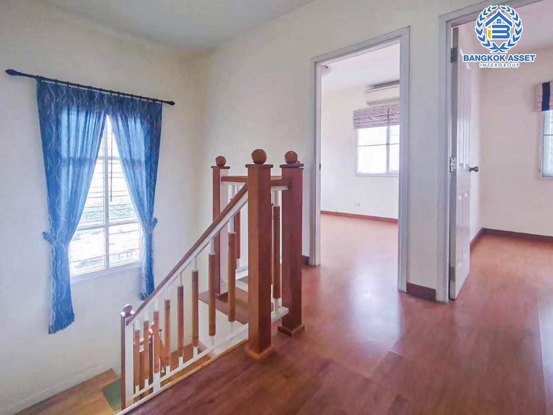 บ้านเดี่ยวมือสองปทุมธานี ม.ภัสสร12 รังสิต-นครนายก เนื้อที่ 50.2 ตร.ว พร้อมกับฟังก์ชันสุดคุ้ม 3 ห้องนอน 2 ห้องน้ำ 2 ที่จอด แถมฟรี! 3 เครื่องปรับอากาศและ 1 เครื่องทำน้ำอุ่น ทำเลเดินทางสะดวก เชื่อมต่อถนนคลองหลวง, ถนนคลองสาม, ถนนวงแหวนรอบนอก ใกล้สนามบิน "ดอนเมือง" และสวนสนุก "ดรีมเวิล์ด"