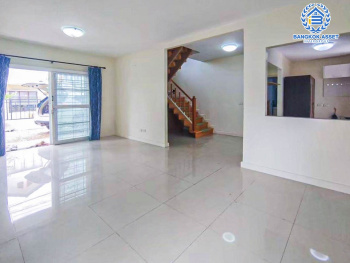 บ้านเดี่ยวมือสองปทุมธานี ม.ภัสสร12 รังสิต-นครนายก เนื้อที่ 50.2 ตร.ว พร้อมกับฟังก์ชันสุดคุ้ม 3 ห้องนอน 2 ห้องน้ำ 2 ที่จอด แถมฟรี! 3 เครื่องปรับอากาศและ 1 เครื่องทำน้ำอุ่น ทำเลเดินทางสะดวก เชื่อมต่อถนนคลองหลวง, ถนนคลองสาม, ถนนวงแหวนรอบนอก ใกล้สนามบิน "ดอนเมือง" และสวนสนุก "ดรีมเวิล์ด"