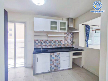 บ้านเดี่ยวมือสองปทุมธานี ม.ภัสสร12 รังสิต-นครนายก เนื้อที่ 50.2 ตร.ว พร้อมกับฟังก์ชันสุดคุ้ม 3 ห้องนอน 2 ห้องน้ำ 2 ที่จอด แถมฟรี! 3 เครื่องปรับอากาศและ 1 เครื่องทำน้ำอุ่น ทำเลเดินทางสะดวก เชื่อมต่อถนนคลองหลวง, ถนนคลองสาม, ถนนวงแหวนรอบนอก ใกล้สนามบิน "ดอนเมือง" และสวนสนุก "ดรีมเวิล์ด"