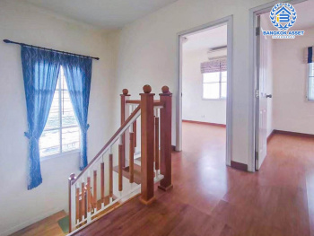 บ้านเดี่ยวมือสองปทุมธานี ม.ภัสสร12 รังสิต-นครนายก เนื้อที่ 50.2 ตร.ว พร้อมกับฟังก์ชันสุดคุ้ม 3 ห้องนอน 2 ห้องน้ำ 2 ที่จอด แถมฟรี! 3 เครื่องปรับอากาศและ 1 เครื่องทำน้ำอุ่น ทำเลเดินทางสะดวก เชื่อมต่อถนนคลองหลวง, ถนนคลองสาม, ถนนวงแหวนรอบนอก ใกล้สนามบิน "ดอนเมือง" และสวนสนุก "ดรีมเวิล์ด"