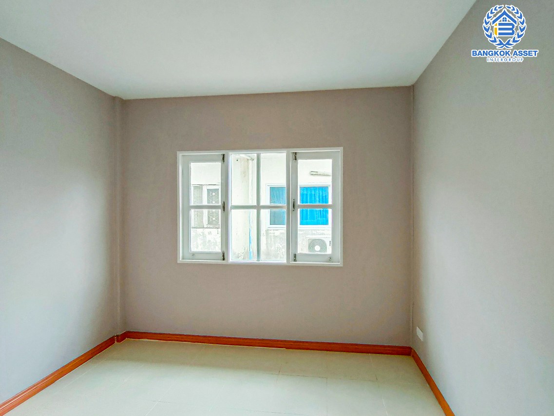 ทาวน์เฮ้าส์มือสอง ม.สิรารมย์ บางบัวทอง หลังมุม เนื้อที่กว้างกว่า 39.40 ตร.ว. ฟังก์ชัน 3 ห้องนอน 2 ห้องน้ำ 2 ที่จอดรถ บ้านสภาพดี ต่อเติมใหม่ดีไซน์ทันสมัย ฟังก์ชันครบตอบโจทย์ทุการใช้ชีวิต ตั้งบนทำเลดี เชื่อมต่อถนนกาญจนาภิเษก ใกล้รถไฟฟ้าสายสีม่วง "สถานีคลองบางไผ่" และจุดขึ้นทางด่วน "ศรีรัช"