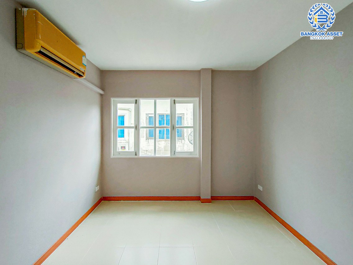 ทาวน์เฮ้าส์มือสอง ม.สิรารมย์ บางบัวทอง หลังมุม เนื้อที่กว้างกว่า 39.40 ตร.ว. ฟังก์ชัน 3 ห้องนอน 2 ห้องน้ำ 2 ที่จอดรถ บ้านสภาพดี ต่อเติมใหม่ดีไซน์ทันสมัย ฟังก์ชันครบตอบโจทย์ทุการใช้ชีวิต ตั้งบนทำเลดี เชื่อมต่อถนนกาญจนาภิเษก ใกล้รถไฟฟ้าสายสีม่วง "สถานีคลองบางไผ่" และจุดขึ้นทางด่วน "ศรีรัช"