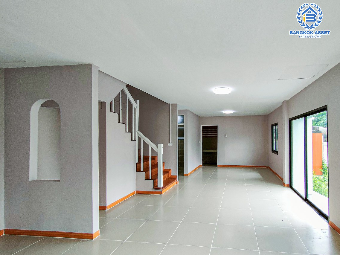 ทาวน์เฮ้าส์มือสอง ม.สิรารมย์ บางบัวทอง หลังมุม เนื้อที่กว้างกว่า 39.40 ตร.ว. ฟังก์ชัน 3 ห้องนอน 2 ห้องน้ำ 2 ที่จอดรถ บ้านสภาพดี ต่อเติมใหม่ดีไซน์ทันสมัย ฟังก์ชันครบตอบโจทย์ทุการใช้ชีวิต ตั้งบนทำเลดี เชื่อมต่อถนนกาญจนาภิเษก ใกล้รถไฟฟ้าสายสีม่วง "สถานีคลองบางไผ่" และจุดขึ้นทางด่วน "ศรีรัช"