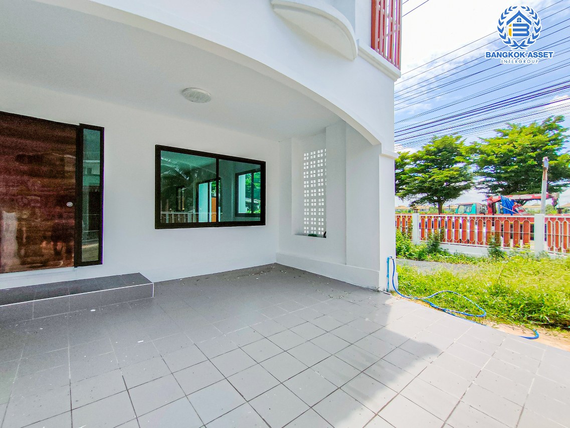 ทาวน์เฮ้าส์มือสอง ม.สิรารมย์ บางบัวทอง หลังมุม เนื้อที่กว้างกว่า 39.40 ตร.ว. ฟังก์ชัน 3 ห้องนอน 2 ห้องน้ำ 2 ที่จอดรถ บ้านสภาพดี ต่อเติมใหม่ดีไซน์ทันสมัย ฟังก์ชันครบตอบโจทย์ทุการใช้ชีวิต ตั้งบนทำเลดี เชื่อมต่อถนนกาญจนาภิเษก ใกล้รถไฟฟ้าสายสีม่วง "สถานีคลองบางไผ่" และจุดขึ้นทางด่วน "ศรีรัช"