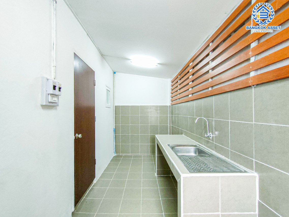 ทาวน์เฮ้าส์มือสอง ม.สิรารมย์ บางบัวทอง หลังมุม เนื้อที่กว้างกว่า 39.40 ตร.ว. ฟังก์ชัน 3 ห้องนอน 2 ห้องน้ำ 2 ที่จอดรถ บ้านสภาพดี ต่อเติมใหม่ดีไซน์ทันสมัย ฟังก์ชันครบตอบโจทย์ทุการใช้ชีวิต ตั้งบนทำเลดี เชื่อมต่อถนนกาญจนาภิเษก ใกล้รถไฟฟ้าสายสีม่วง "สถานีคลองบางไผ่" และจุดขึ้นทางด่วน "ศรีรัช"