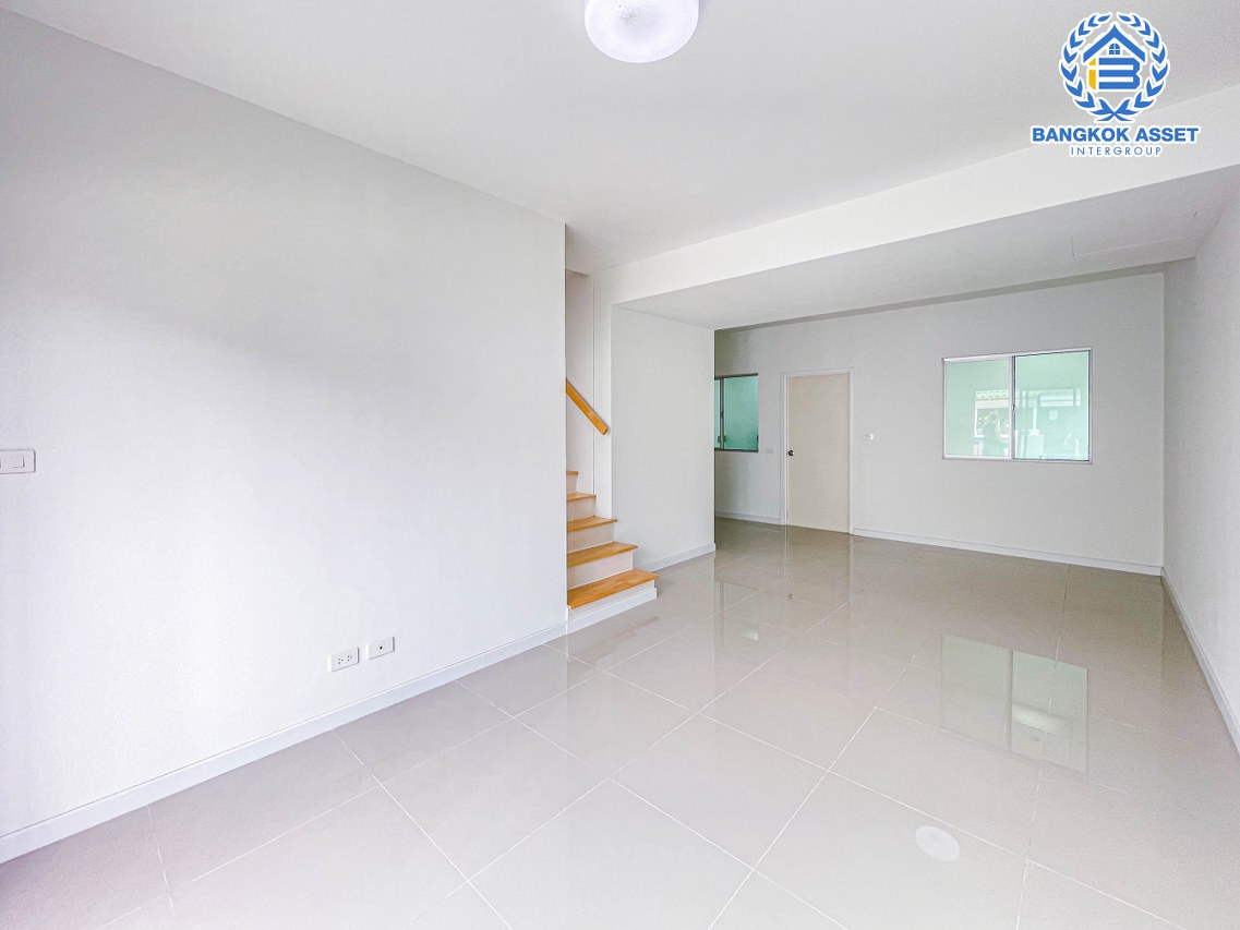 *****ทาวน์เฮ้าส์มือสองปทุมธานี หมู่บ้าน พฤกษา110 แจ้งวัฒนะ-ราชพฤกษ์ หลังมุม เนื้อที่กว้าง 21.50 ตร.ว. ฟังก์ชัน 3 ห้องนอน 2 ห้องน้ำ 1 ที่จอดรถ พื้นที่ใช้สอยกว้างขวาง มาพร้อมกับราคาเบา ๆ คุ้มที่สุดในโครงการ! ตั้งบนทำเลดี เชื่อมต่อถนนชัยพฤกษ์, ถนนแจ้งวัฒนะ, ถนนติวานนท์ ใกล้จุดขึ้นทางด่วน "ศรีสมาน"