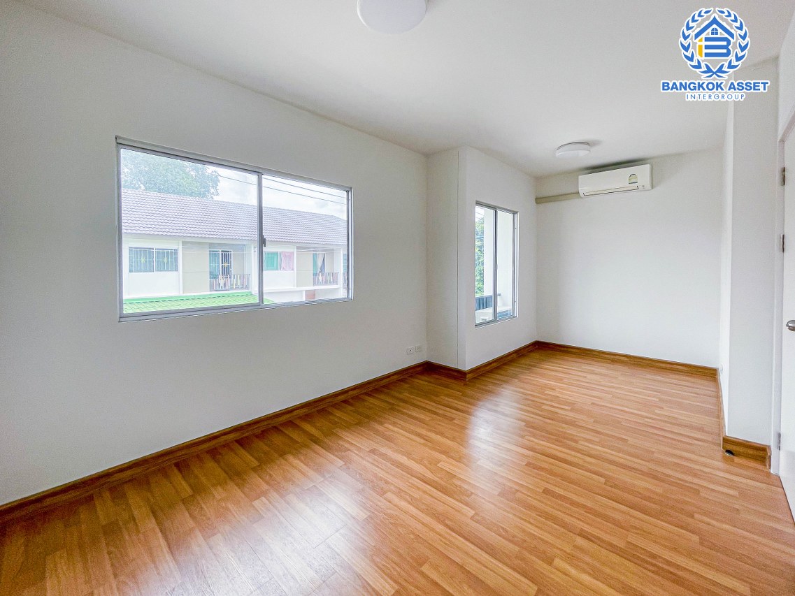 *****ทาวน์เฮ้าส์มือสองปทุมธานี หมู่บ้าน พฤกษา110 แจ้งวัฒนะ-ราชพฤกษ์ หลังมุม เนื้อที่กว้าง 21.50 ตร.ว. ฟังก์ชัน 3 ห้องนอน 2 ห้องน้ำ 1 ที่จอดรถ พื้นที่ใช้สอยกว้างขวาง มาพร้อมกับราคาเบา ๆ คุ้มที่สุดในโครงการ! ตั้งบนทำเลดี เชื่อมต่อถนนชัยพฤกษ์, ถนนแจ้งวัฒนะ, ถนนติวานนท์ ใกล้จุดขึ้นทางด่วน "ศรีสมาน"