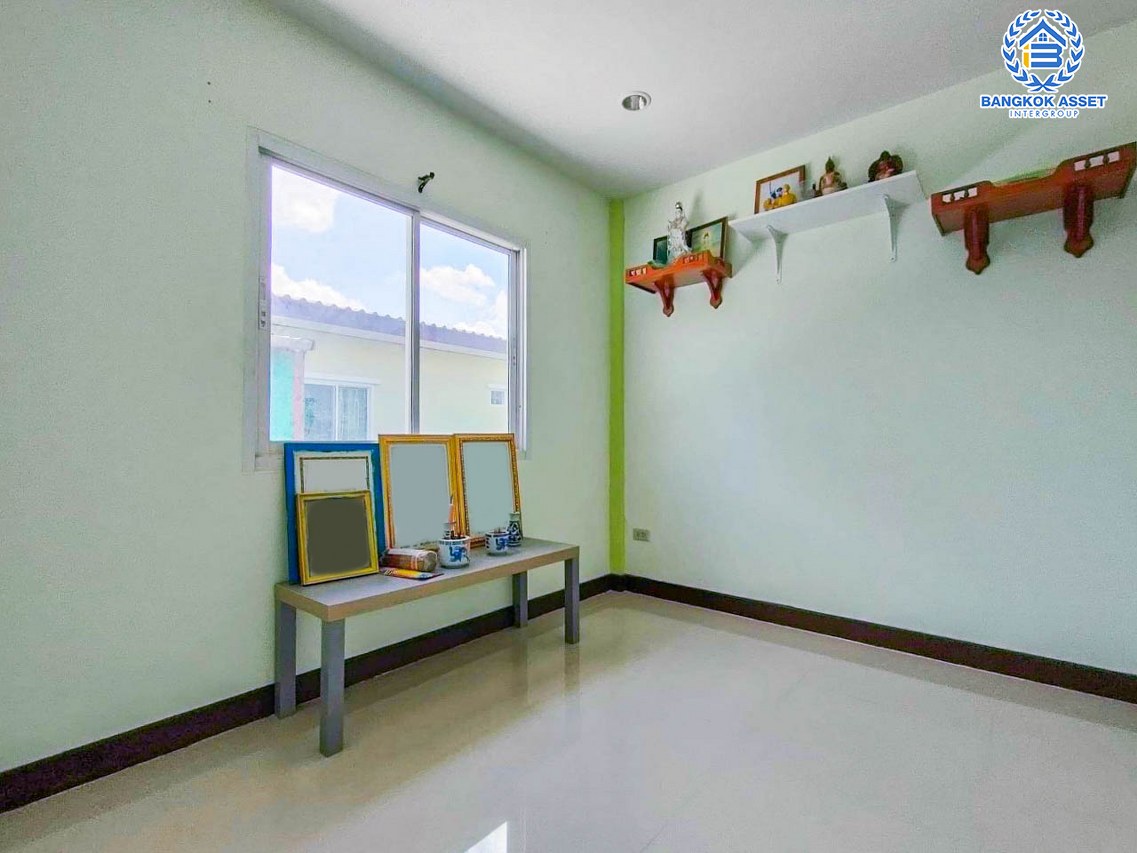 ทาวน์เฮ้าส์มือสอง นนทบุรี ม.บัวทองธานีพาร์ควิลล์12 บางกรวย-ไทรน้อย ตอบโจทย์ทุกการอยู่อาศัย บนเนื้อที่ 21 ตร.ว. ฟังก์ชัน 3 ห้องนอน 2 ห้องน้ำ 1 ที่จอดรถ พื้นที่กว้างขวาง สภาพดีพร้อมเข้าอยู่ ใกล้เซ็นทรัลเวสต์เกต เชื่อมต่อทุกการเดินทางด้วยรถไฟฟ้าสายสีม่วง "สถานีคลองบางไผ่"